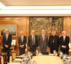 Don Juan Carlos junto a los miembros del Patronato del Real Colegio de San Clemente de los Españoles en Bolonia